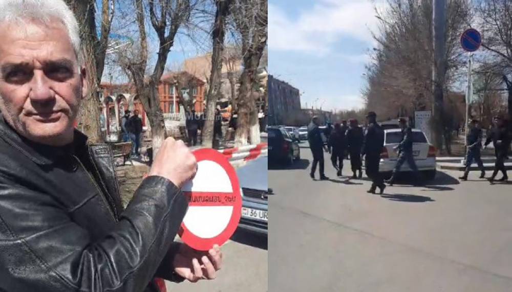 Փաշինյանը Գյումրիում է. քաղաքացիները բողոքի ակցիա են անցկացնում