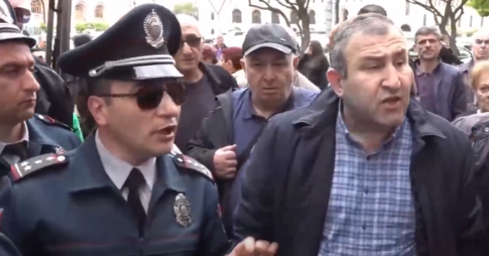 «Կոռեկտ խոսա հլը», «Զգուշացրա՝ տենամ էդ ո՞նց ես զգուշացնում». լարված իրավիճակ կառավարության դիմաց