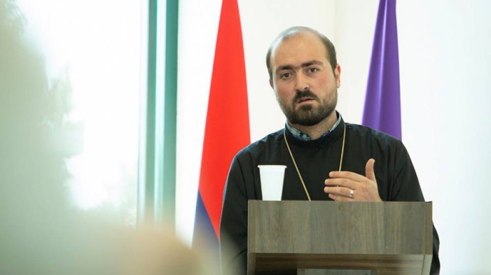Նիկոլ Փաշինյանը Սուրբ Գիրքն ընկալում է աղանդավորական մեկնություններով. Տիգրան քահանա Բադիրյան