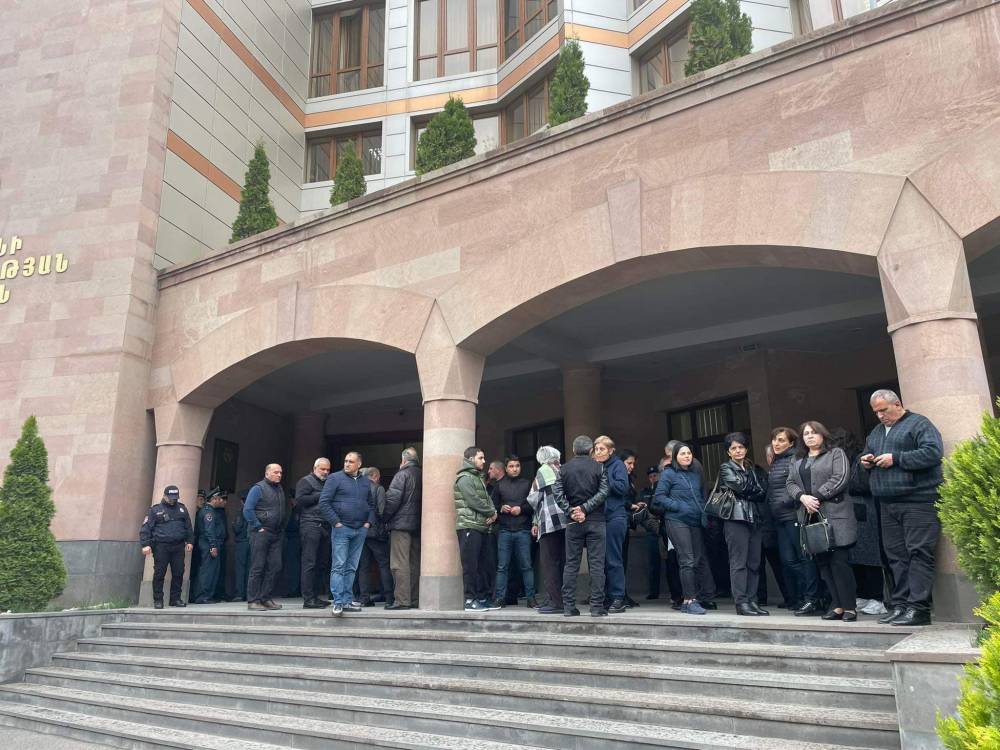 Զոհված զինծառայողների ծնողներ. Մենք այստեղ ենք գիշերել