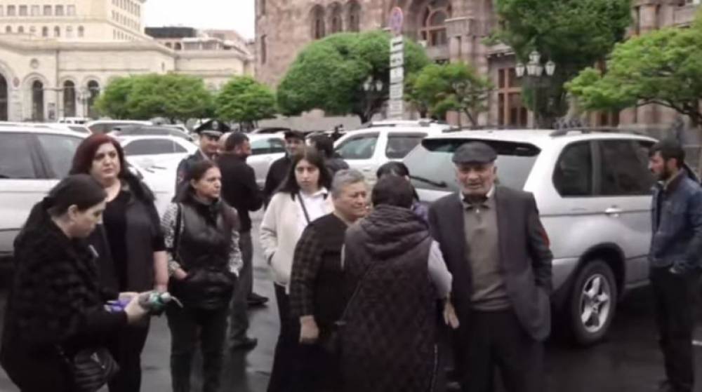 Դիտավորյալ սպանել են երեխաներին և վերջ. Ազատ գյուղում հրդեհի հետևանքով զոհված զինծառայողների հարազատներ