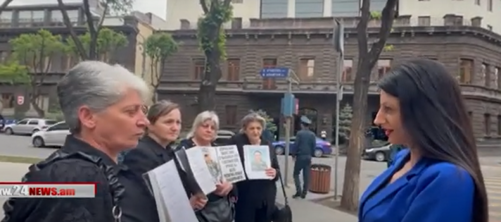 Հեռախոս չունեմ, թղթիկի վրա ձեր համարը գրեք, որ հանդիպենք. ՄԻՊ-ը՝ սևազգեստ մայրերին