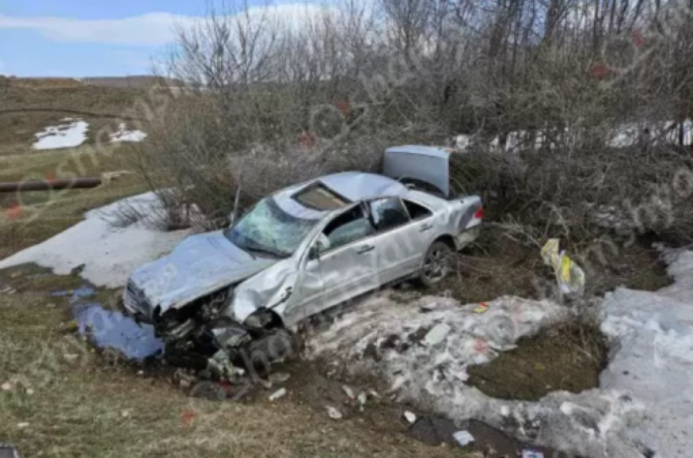 Կոտայքում «Mercedes»-ը բախվել է երկաթե արգելապատնեշներին ու մոտ 10 մետր գլորվելով՝ հայտնվել դաշտում