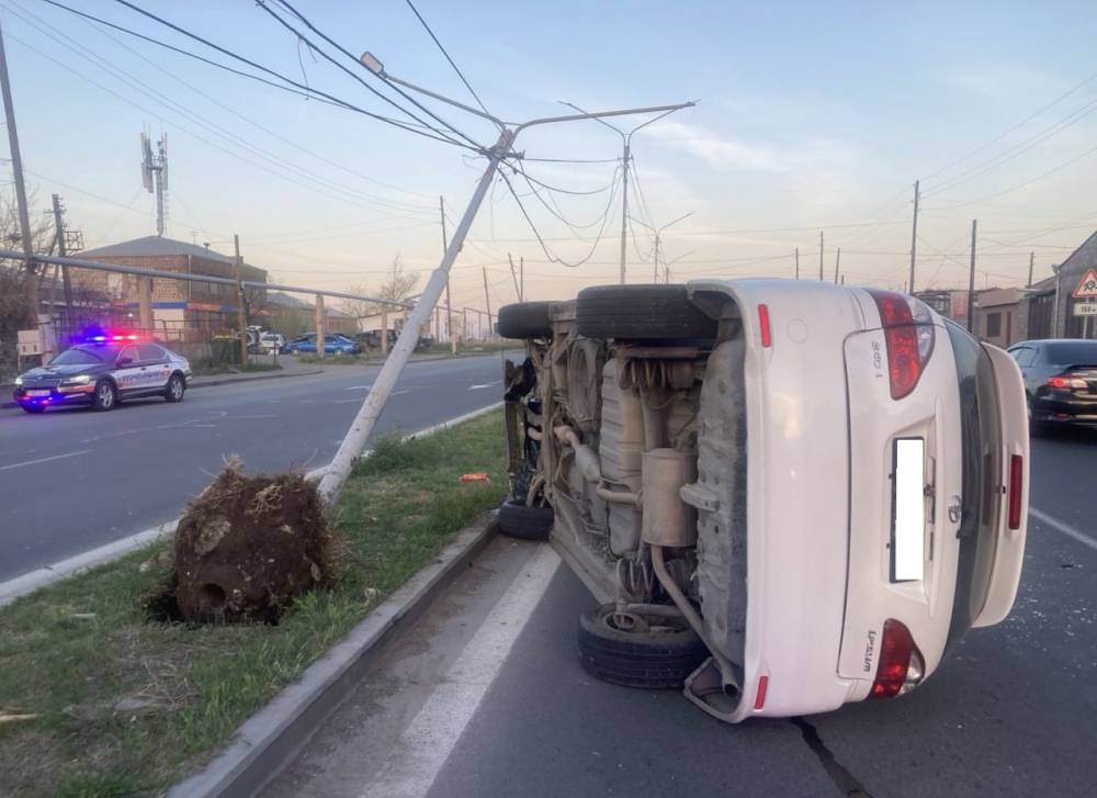 Էջմիածին-Երևան ավտոճանապարհին «Toyota»-ն բախվել է արտաքին լուսավորության սյանը և կողաշրջվել