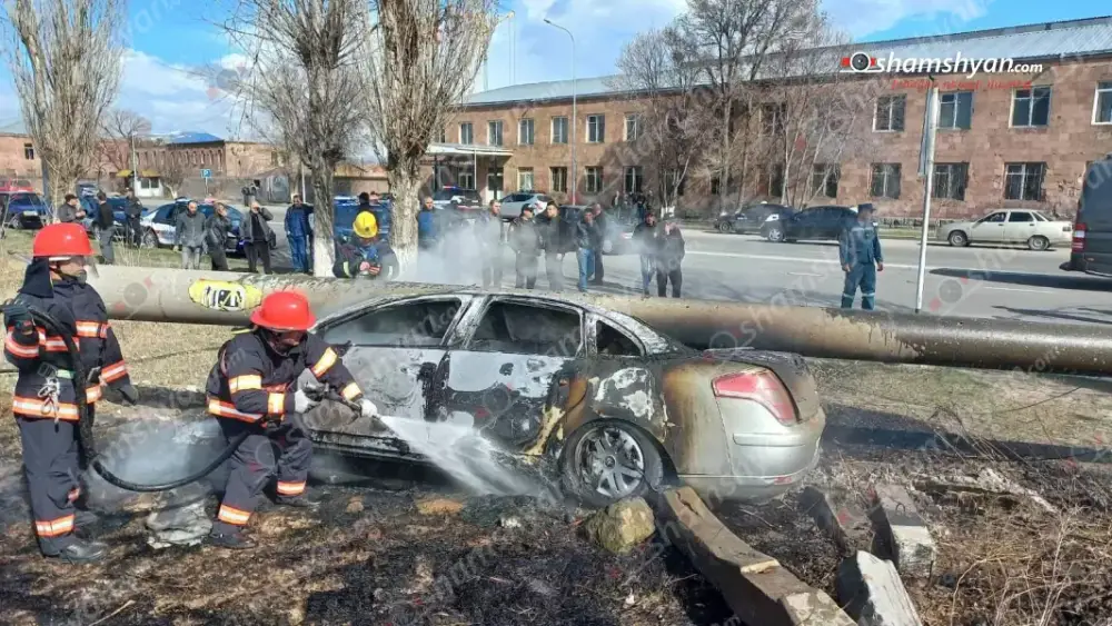 Խոշոր ավտովթար-հրդեհ՝ Գյումրիում. «Citroen»-ը բախվել է սյանը, կոտրել այն և բռնկվել