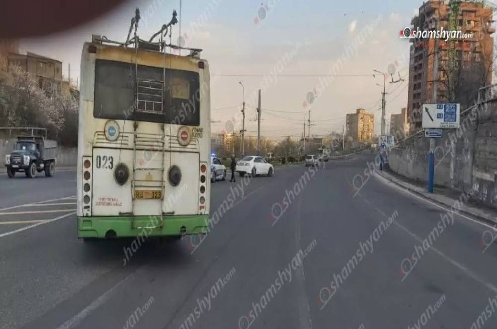 Արտակարգ դեպք՝ Երևանում. բախվել են թիվ 10 երթուղու տրոլեյբուսն ու «Toyota» մակնիշի ավտոմեքենան. տրոլեյբուսի վարորդը եղել է ոչ սթափ