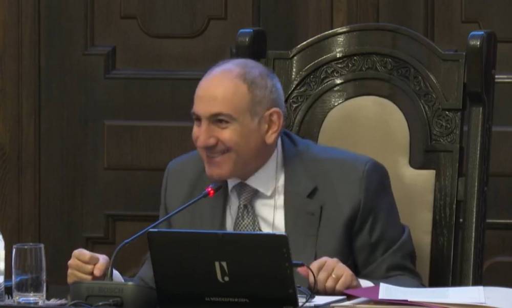 Ինչի՞ց է գալիս, որ փոքր տղաներին հայհոյանք են սովորեցնում. տանը հյուրեր են հավաքվում, մեկ էլ ասում են՝ «արի հլը, արի, արի, հլը ասա՝ տատիկին ի՞նչ ես ասել». վարչապետ