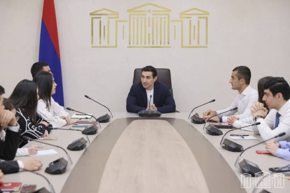 Լևոն Քոչարյանն ու ուսանողները քննարկել են Գյումրիում տեղի ունեցած վերջին ՏԻՄ ընտրությունները