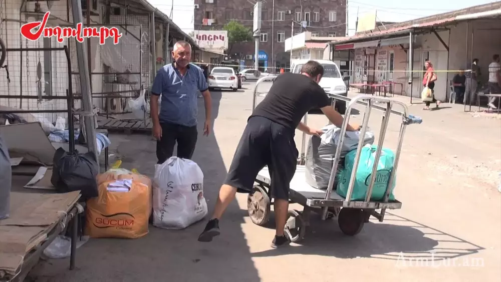ՏԵՍԱՆՅՈՒԹ. Հլա՛, թաղումների մեջ ենք, բայց լիքը վնասներ ենք կրել. «Սուրմալու»-ի առևտրականներն իրերն են հավաքում