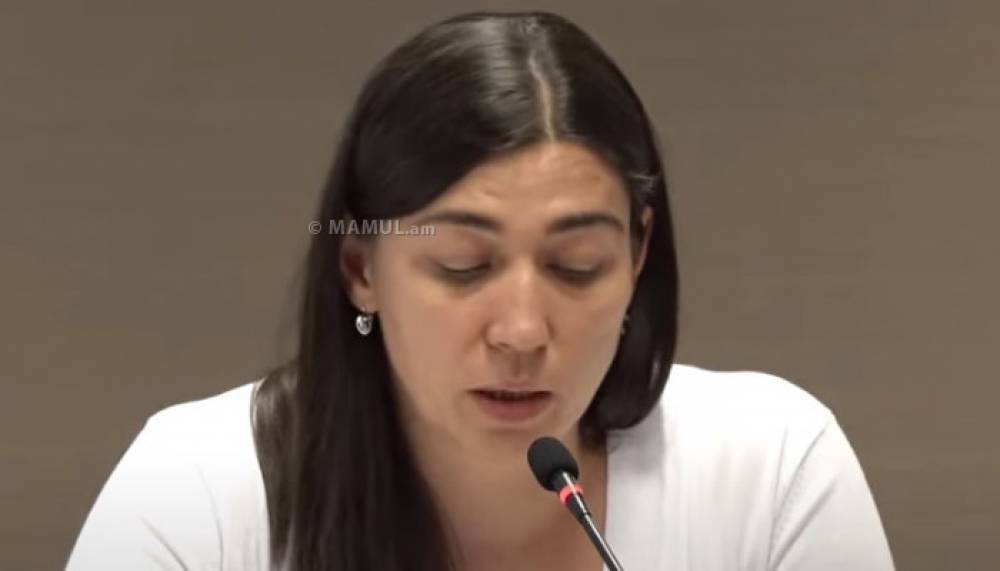 Ավետիք Չալաբյանի կինը կարդում է ամուսնու նամակը՝ կալանավայրից