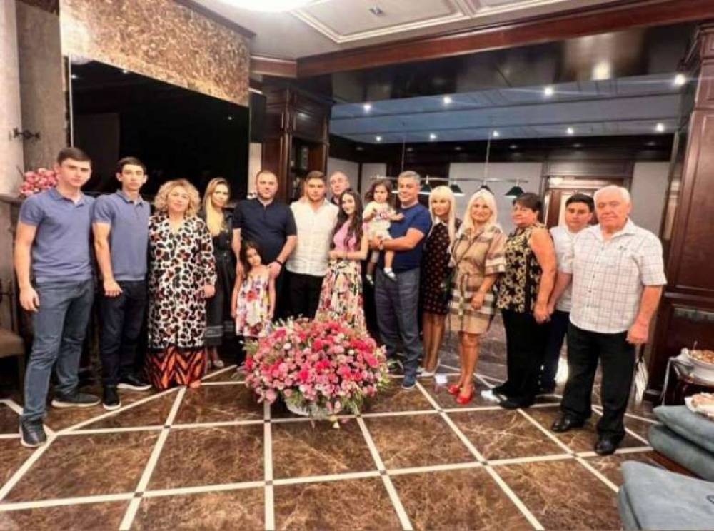 Արթուր Վանեցյանի որդին նշանադրվել է Արցախի պաշտոնյայի դստեր հետ (լուսանկար)