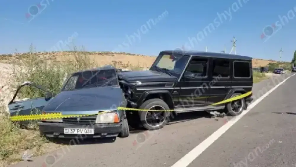 Կոտայքի մարզում բախվել են «Mercedes G55»-ն ու «Լադա»-ն․ բժիշկները պայքարում են վիրավորի կյանքի համար