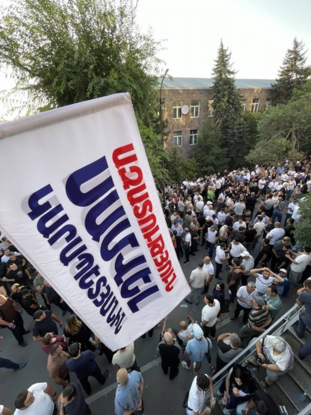 Եկեղեցին ուժեղ պաշտպաններ ունի, իսկ ժողովուրդը՝ քաղաքական նոր առաջնորդության կարիք․ Հրանտ Մելիք-Շահնազարյան