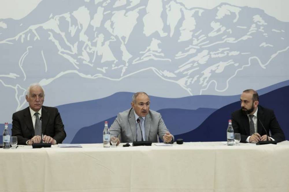 Փաշինյանը դեսպանահավաքի ժամանակ իրեն է գովել․ «Հրապարակ»
