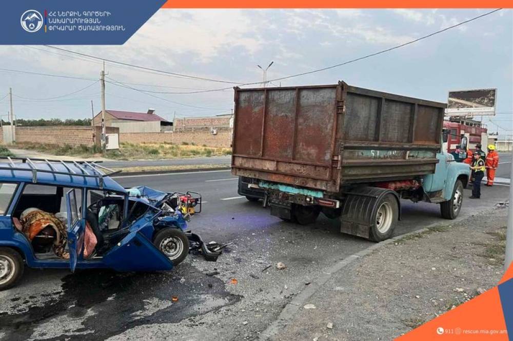 «VAZ» մեքենան բախվել է կայանած «ZIL»-ին, փրկարարները արգելափակումից դուրս են բերել «VAZ»-ի վարորդին