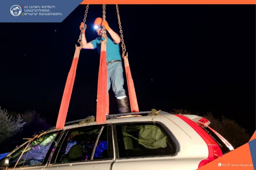 Փրկարարներն ավտոմեքենան դուրս են բերել ճահճից