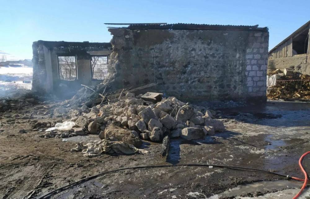 Ազատ գյուղի զինվորական կացարանի հրդեհի գործով 2 մեղադրյալի տնային կալանքը վերացվեց