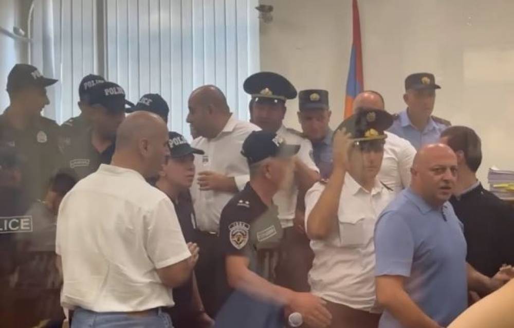 Լարված իրավիճակ դատարանում՝ Արթուր Սարգսյանի և ոստիկանների միջև. «Հո մանկապարտեզ չի՞, արա»