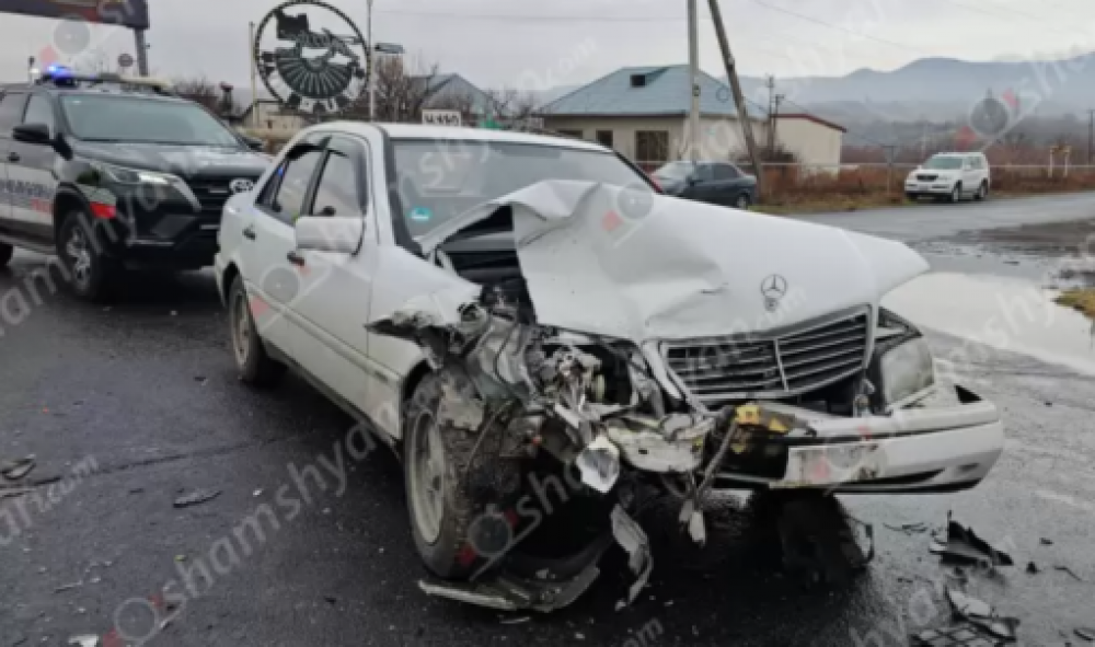 Ուջան գյուղում բախվել են Mercedes-ն ու ՎԱԶ 2107-ը. 4 վիրավորներից մեկը երեխա է