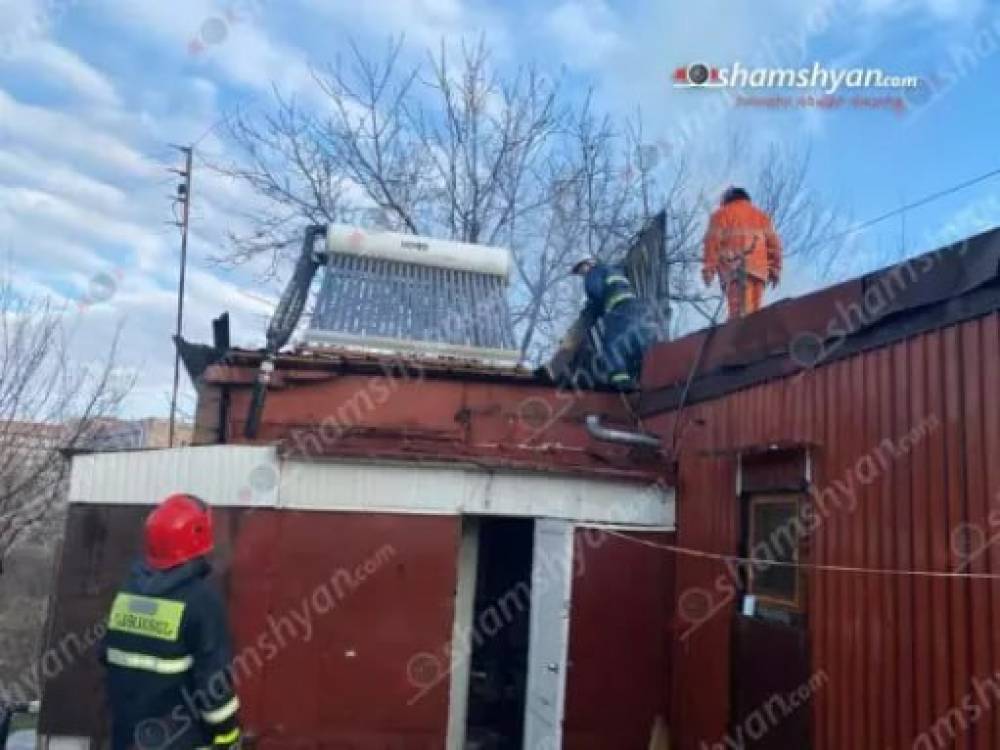 Հրդեհ է բռնկվել Ֆանարջյան փողոցի տներից մեկում. 1 հոգի հոսպիտալացվել է, 2 հրշեջ էլ՝ հոսանքահարվել