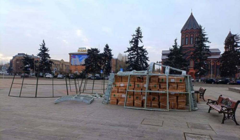 Տխուր մարդիկ, Ամանորին պատրաստվող իշխանություն․ «Հրապարակ»
