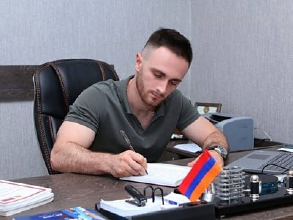 Ոստիկանության Չարենցավանի բաժնում երեք ոստիկաններ դաժանաբար ծեծի են ենթարկել արցախցի Արա Օհանյանին. փաստաբան