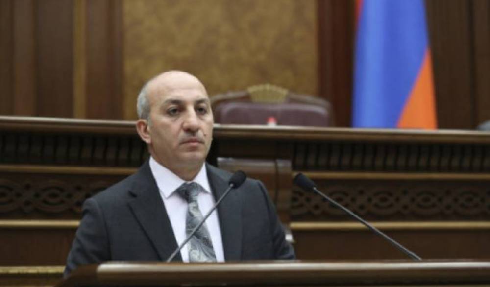Փոխնախարարը գերբը հետը տուն է տարել․ «Հրապարակ»