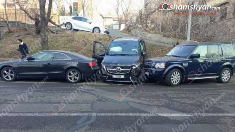 Դեմիրճյան փողոցում կայանված «Mercedes»-ն ինքնաբերաբար առաջ է ընթացել և բախվել կայանված «Toyota Land Rover»-ին և «Audi»-ին