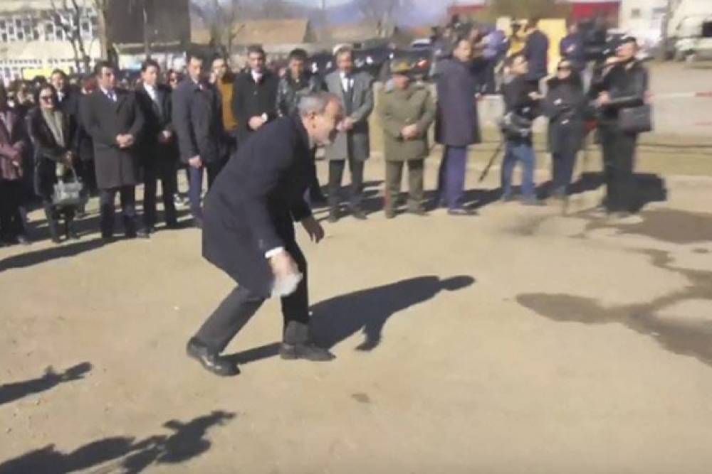 Ինչպես է Փաշինյանը միջոցառման ժամանակ գետնից վերցնում աղբը