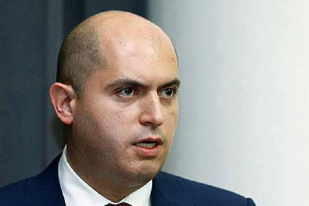 Լագերֆելդի կատուն հիմա ձեզանից հայտնի նյուսմեյքեր է. Աշոտյանը՝ Փաշինյանին