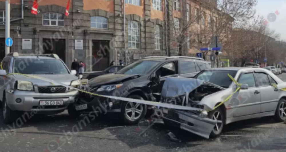 Բախվել են Nissan X-Trail-ը, Toyota-ն և Mercedes-ը. վիրավոր երեխան տեղափոխվել է հիվանդանոց