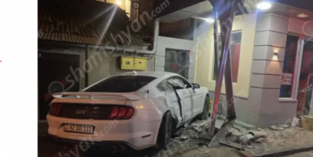 Ավտովթար՝ Երևանում․ իրանցին Ford Mustang-ով բախվել է շինության պատին ու երկաթե սյանը