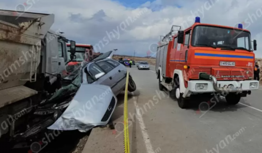 1 զոհ, 2 վիրավոր․ Արագածոտնում Opel-ը բախվել է բեռնատարին, հետո մխրճվել մեկ այլ բեռնատարի մեջ