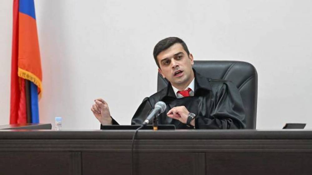 «Վնգստացող» բառից չվիրավորված դատավորը խոցվում է «կռուտիտ» բառից․ «Հրապարակ»
