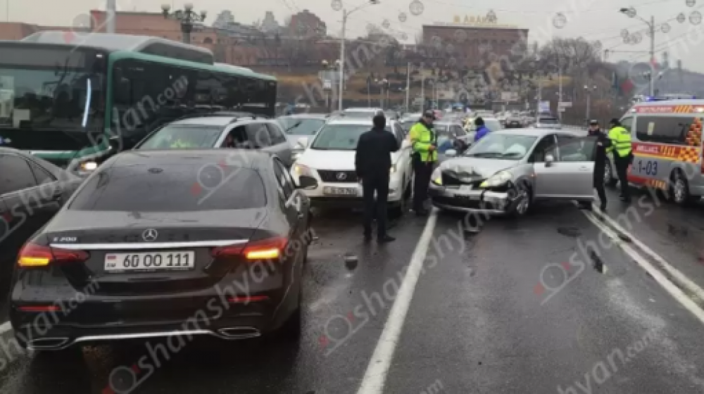 «Հաղթանակ» կամրջի մոտ բախվել են Mercedes, Lexus և Nissan մակնիշի ավտոմեքենաները. կան վիրավորներ