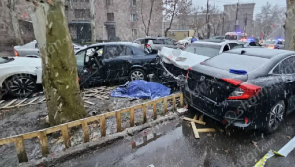 Երևանում բախվել են BMW-ն, Opel-ը, Honda-ն ու Nissan-ը. մահացածին դուրս են բերել մեքենայի տակից