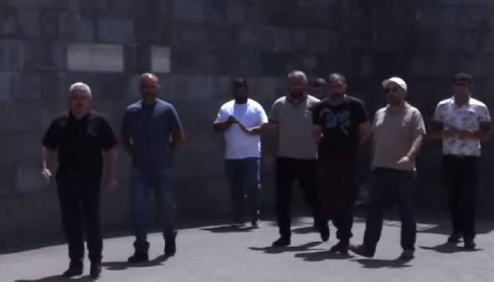«Ո՞ւր ա Քարամյան Պավլիկը. հնարավորություն է եղել ամսի 28-ին հետնահանջ տալու, ինչի՞ չեն տվել». բողոքի ակցիա ՊՆ-ի դիմաց