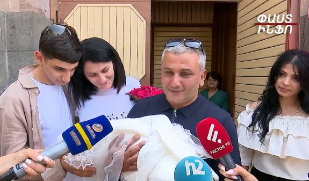 44-օրյա պատերազմում անմահացած Տիգրան Շահբարյանի նորածին քույրիկը գնաց տուն՝ ոսկյա խաչով, որ Աստծո օրհնությամբ մեծանա (տեսանյութ)