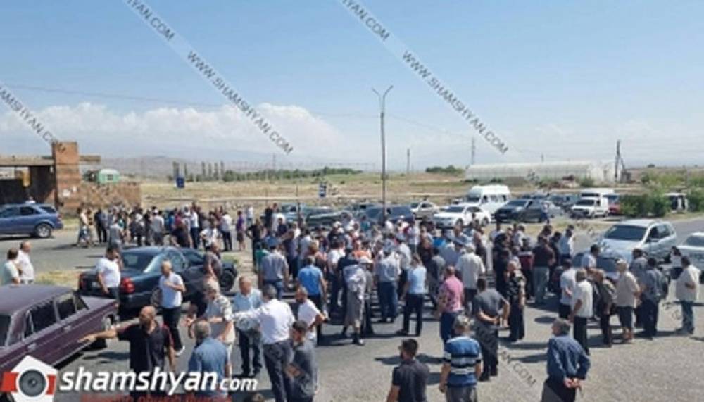 Քաշքշուկ և ձեռնամարտ գյուղացիների և ոստիկանների միջև. Արմավիրի մարզում գլխավոր ճանապարհը երկկողմանի փակ է