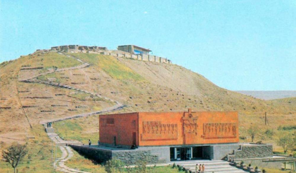 «Էրեբունի» պատմահնագիտական արգելոց-թանգարանի տնօրենը հայտարարել է հրաժարական տալու պատրաստակամության մասին.18 + տեսանյութի հետքերով