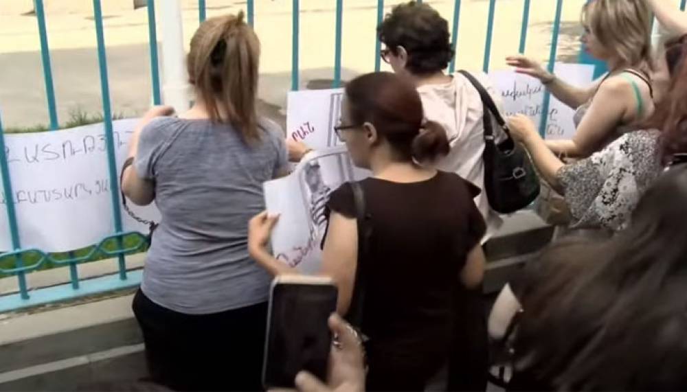 «Գալու է ձեր դատաստանի օրը». ակցիայի մասնակիցները պաստառներ թողեցին ՄԱԿ-ի ներկայացուցչության դիմաց