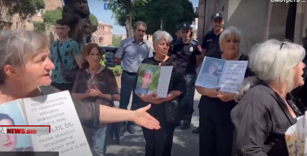 «Դեմներս չկանգնե՜ք, մեզ պետք ա տեսնեն». լարված իրավիճակ սևազգեստ մայրերի ու ոստիկանների միջև