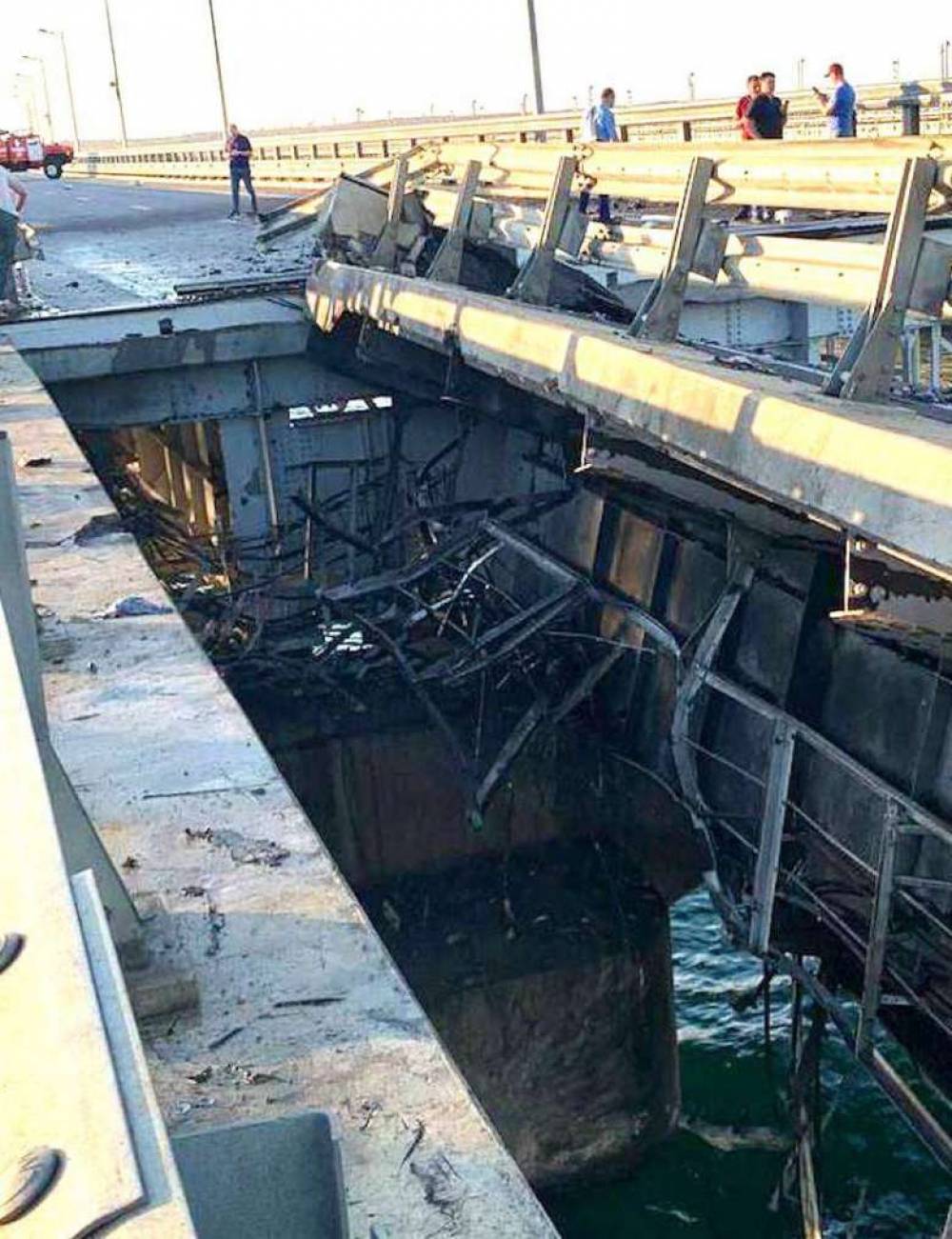 Ղրիմի կամրջի վրա արտակարգ պատահար է տեղի ունեցել. երթևեկությունը դադարեցվել է (լուսանկարներ)