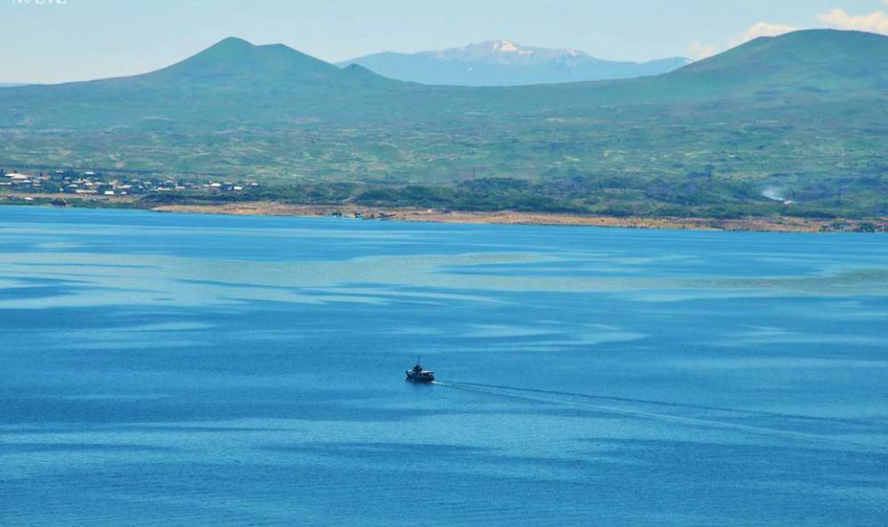 Սևանա լճի հանգստյան գոտիներից մեկի մոտակայքում նավակի մեջ ջրասուզակները դի են հայտնաբերել