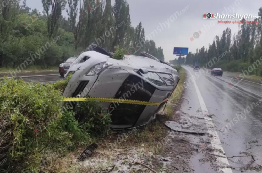 Կոտայքում «Toyota»-ն բախվել է ծառերին, ապա բաժանարար գոտու երկաթե արգելապատնեշներին ու կողաշրջվել