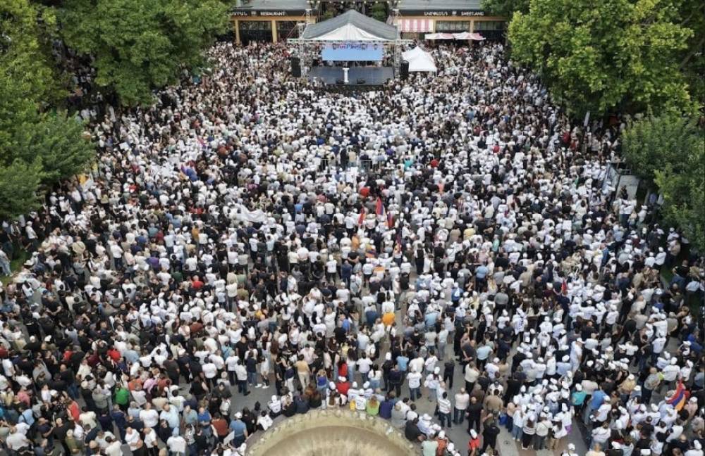 Ըստ Քննչական կոմիտեի՝ Սամվել Կարապետյանի կողմնակիցները մի շարք բնակիչների հարկադրել ու նյութապես շահագրգռել են, որ մասնակցեն հուլիսի 4-ի հավաքին