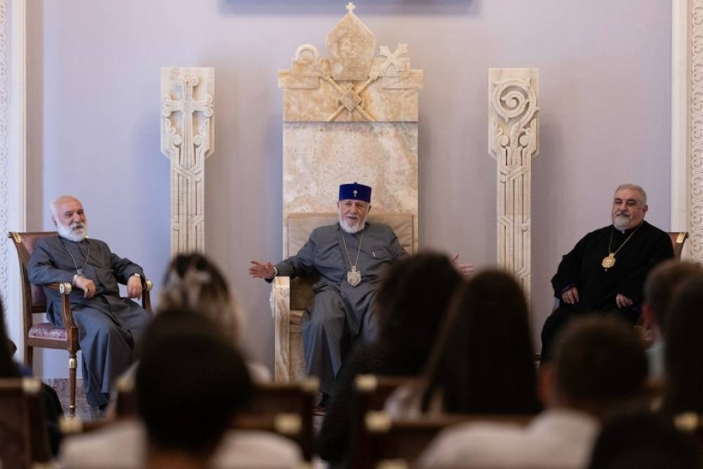 Ամուր պահել կապը Եկեղեցու և հայրենիքի հետ. Վեհափառ Հայրապետ