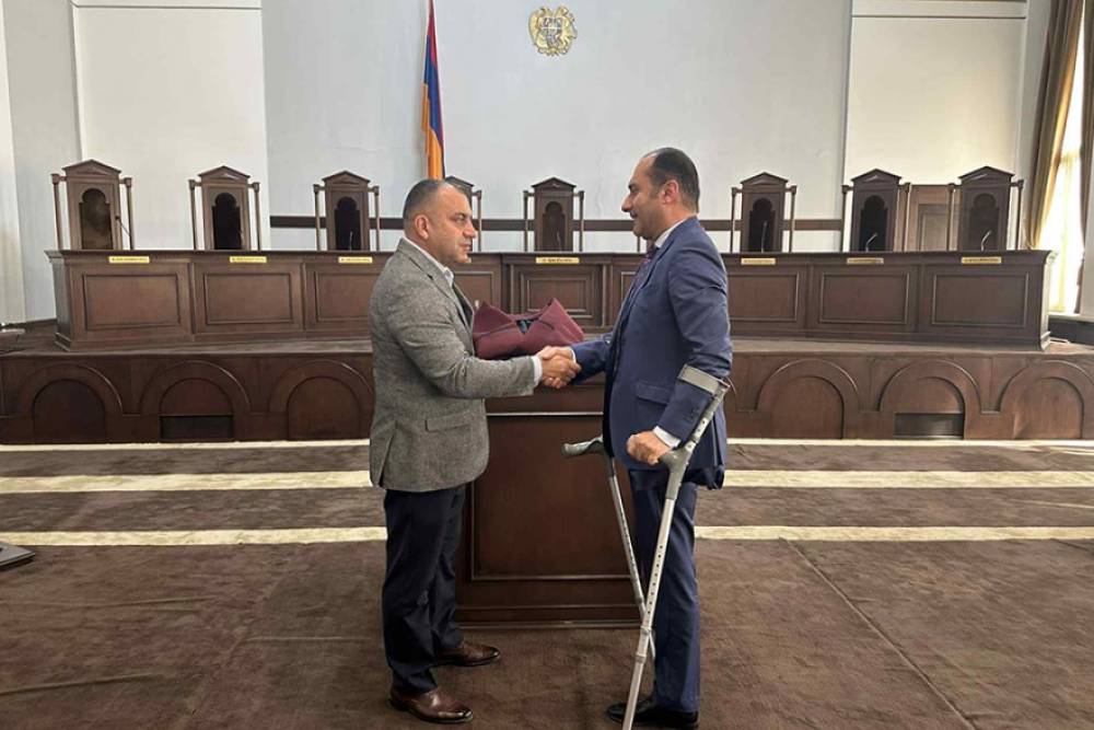 Արտակ Զեյնալյանին է հանձնվել պատմուճանն ու թղթապանակը