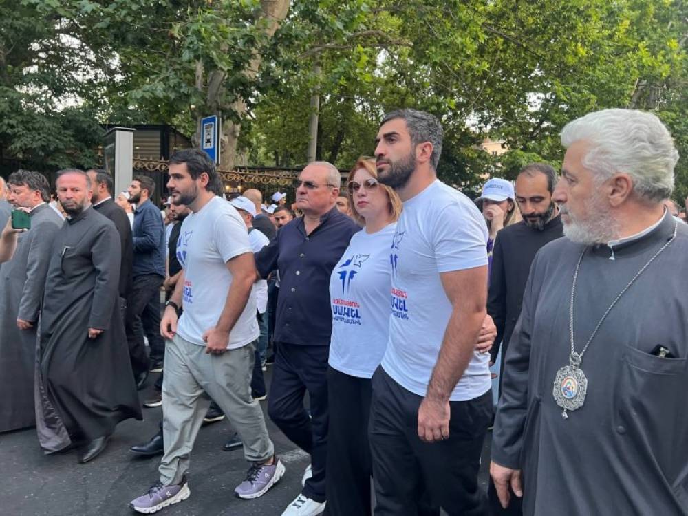 Սամվել Կարապետյանի ընտանիքը՝ քայլերթին