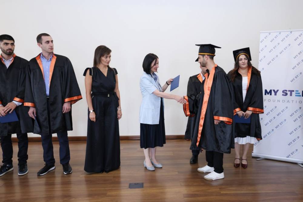 Ժաննա Անդրեասյանն ու Աննա Հակոբյանը դիպլոմներ են շնորհել մագիստրոսական ծրագրի 11 շրջանավարտի